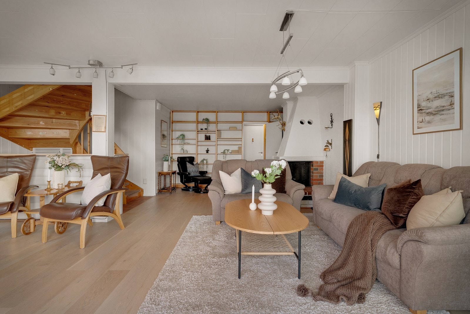 - Merk deg at det også er peis i stuen - Galleribilde