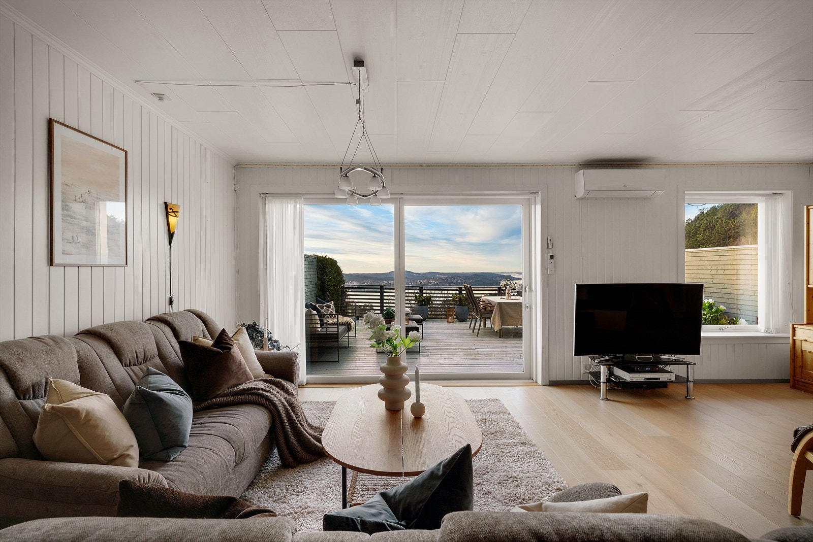 - Innvendig er boligen malt i lyse, delikate fargetoner som gjør det enkelt å sette sitt eget preg - Galleribilde