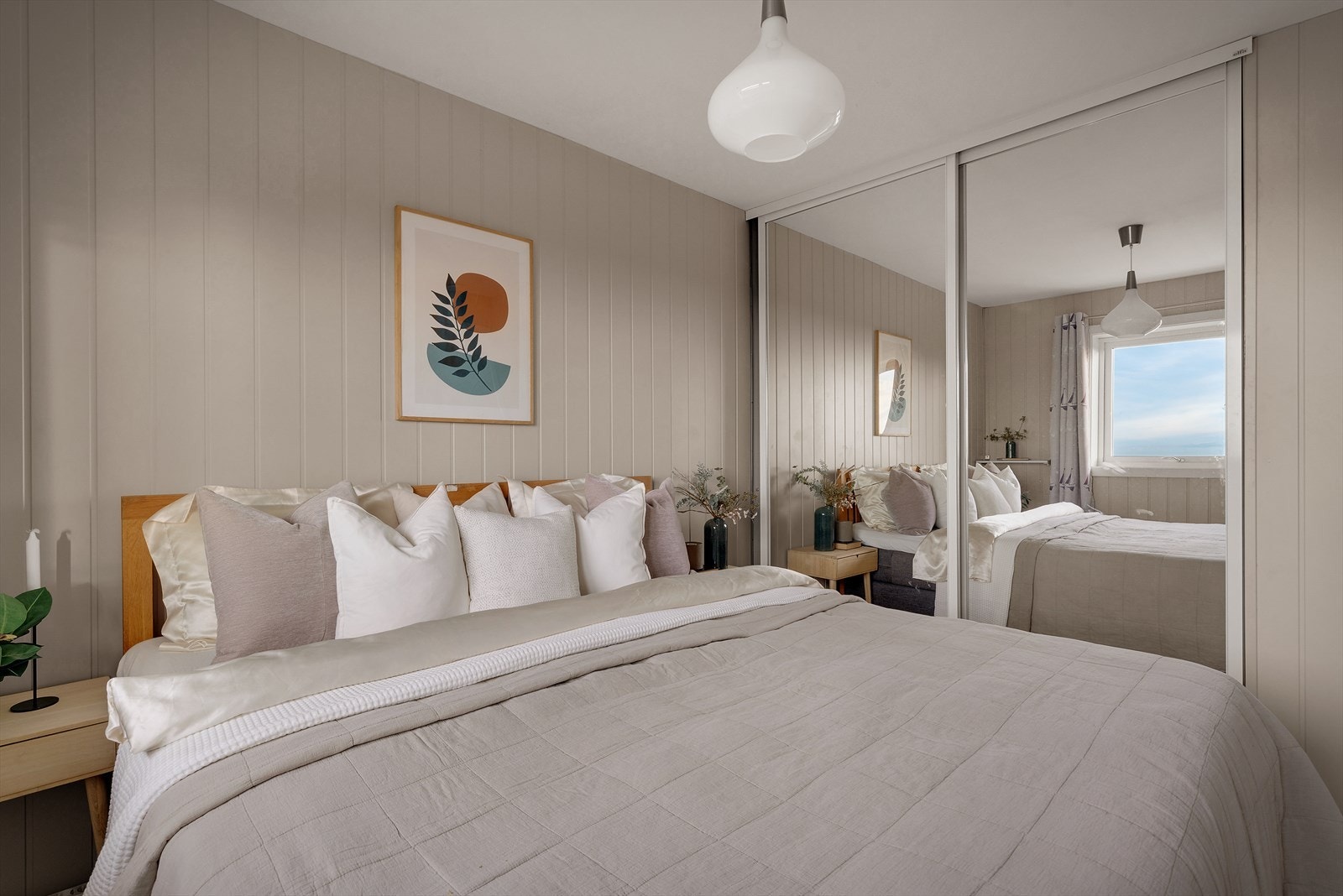 - Også her er det en plassbygget garderobeløsning - Galleribilde