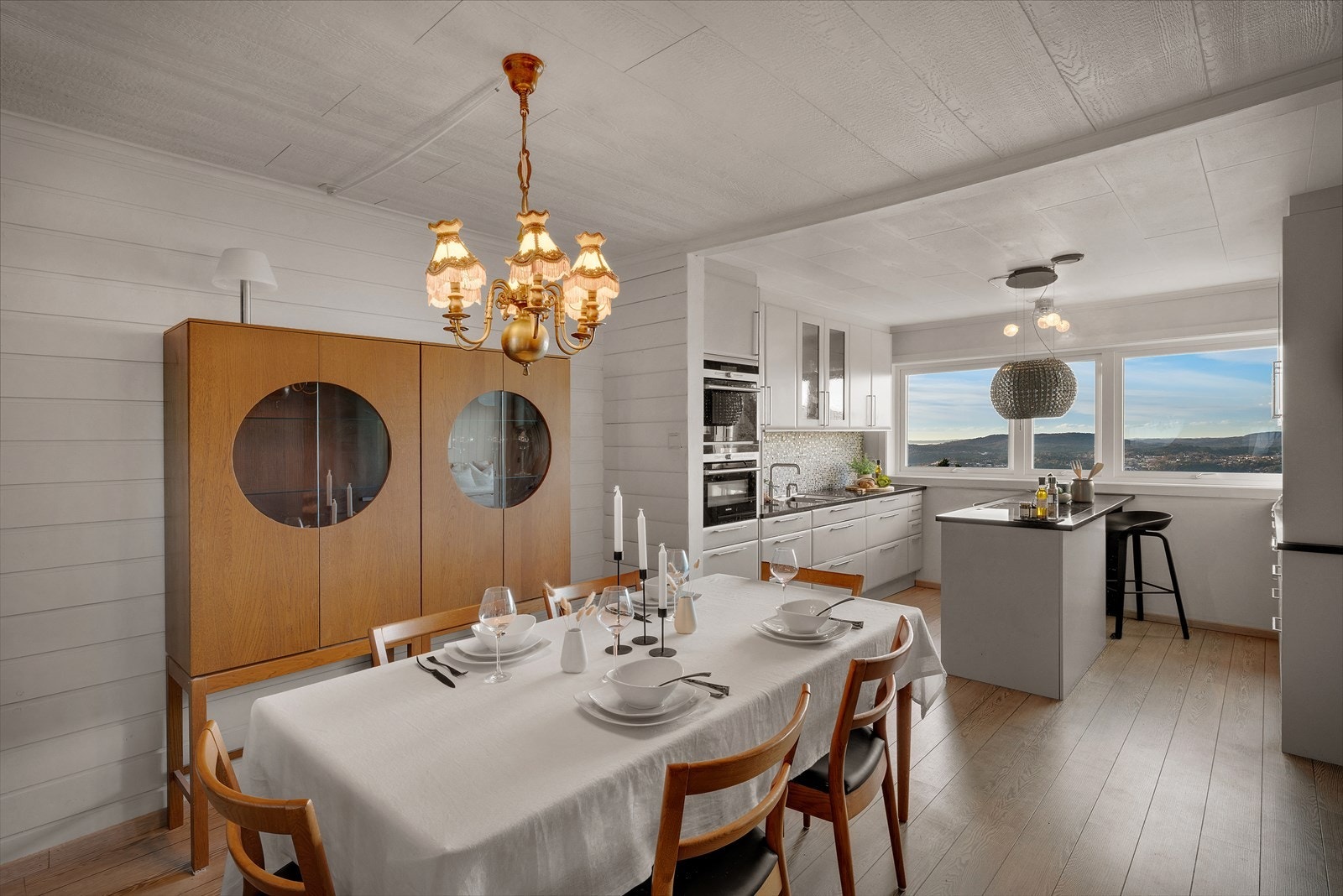 - Her kommer man rett opp til kjøkkenet som måler 23,1 m² - Galleribilde