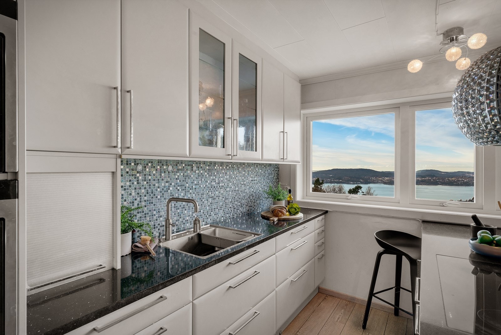 - Her får man rikelig med oppbevaringsplass i takhøye overskap og dype skuffer - Galleribilde