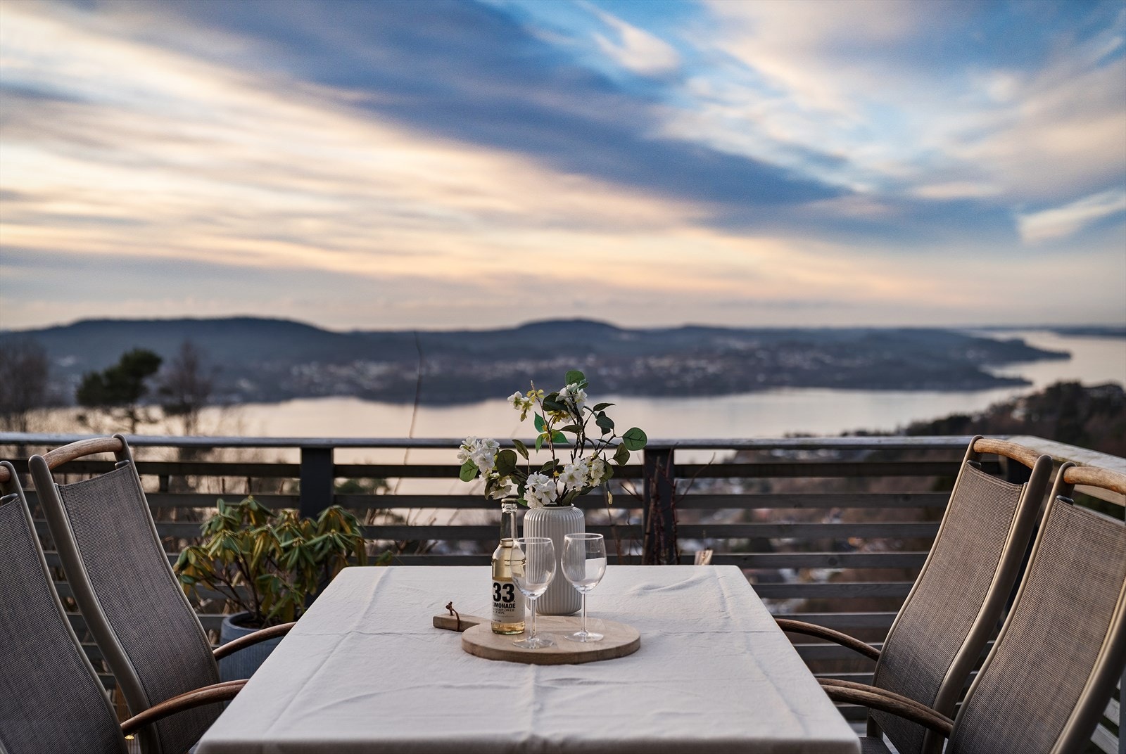 - Boligen kan skilte med en stor terrasse som strekker seg utover et areal på ca. 38,3 m² - Galleribilde