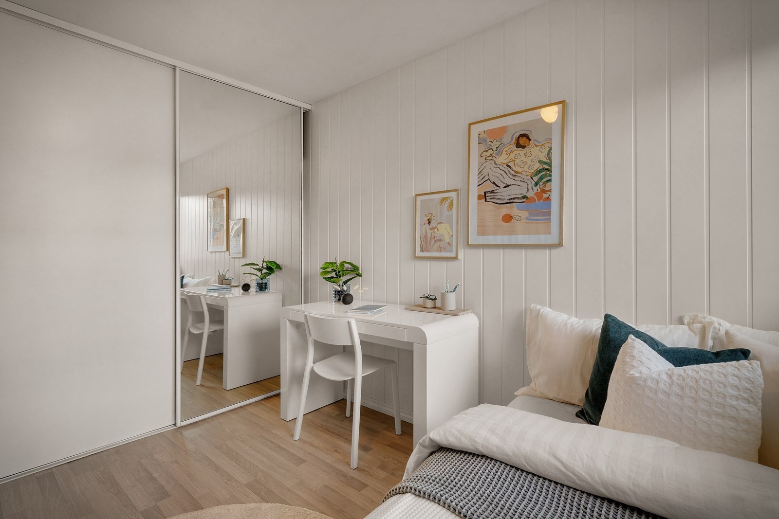 - Her har man god plass til seng, nattbord og skrivebord om ønskelig - Galleribilde