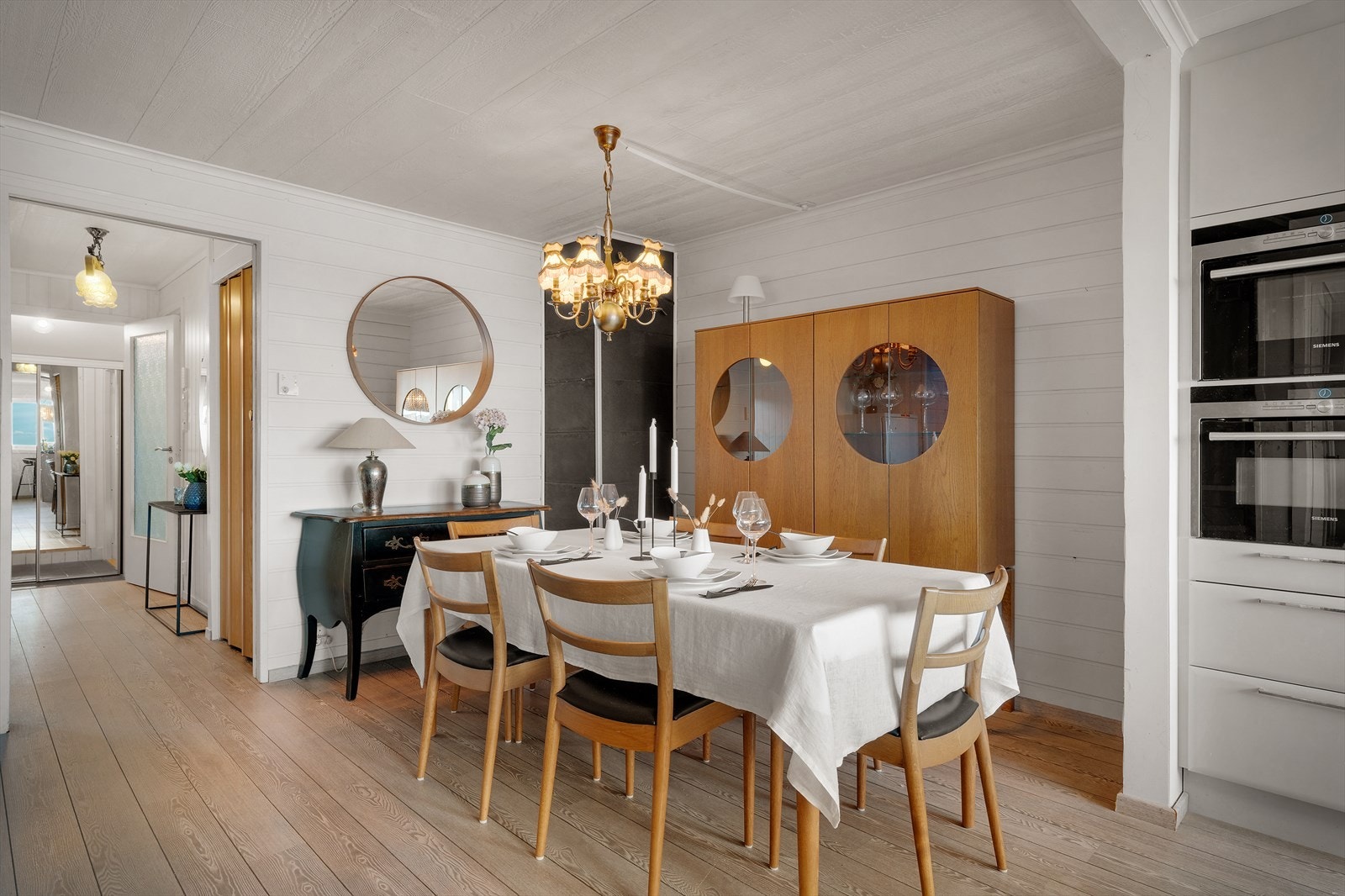 - Det er også god plass til et langstrakt spisebord - Galleribilde