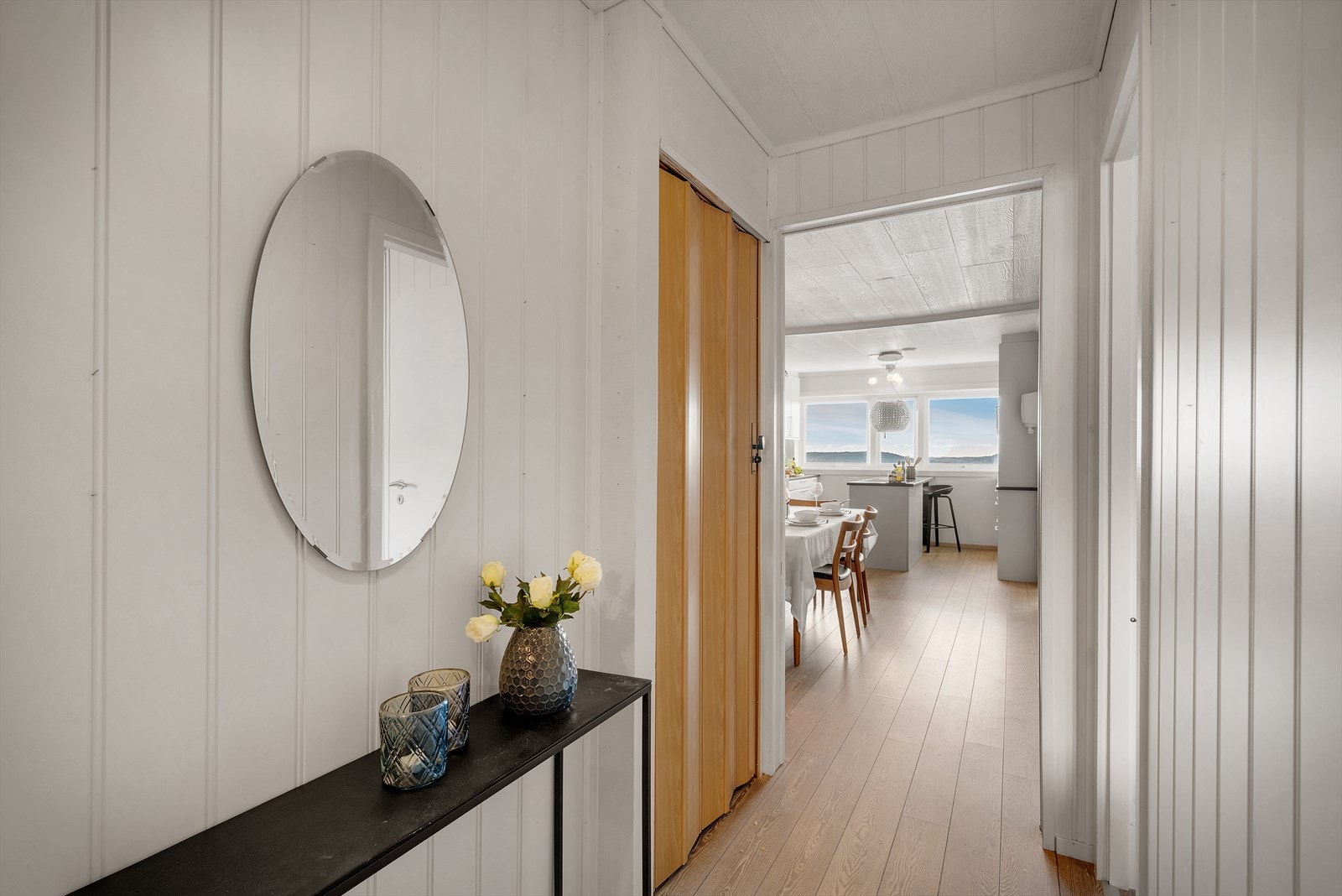 - Merk plassbygget garderobeløsning inn til venstre - Galleribilde