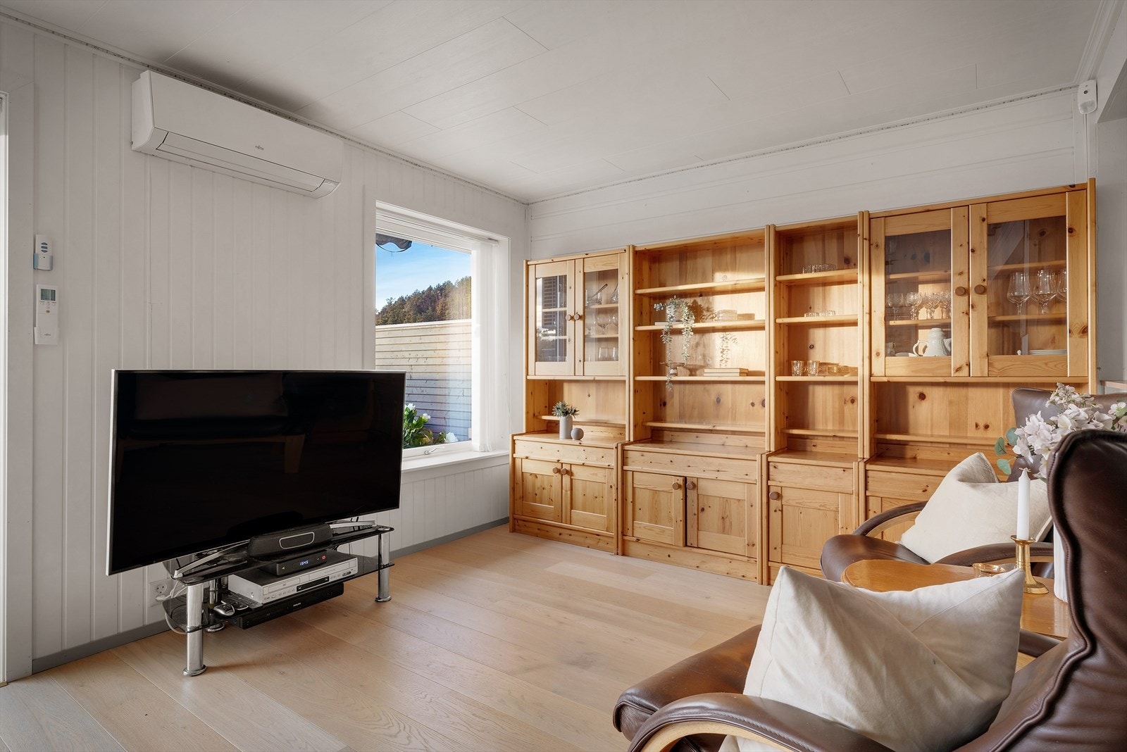 - I 2016 ble det montert varmepumpe i stue - Galleribilde