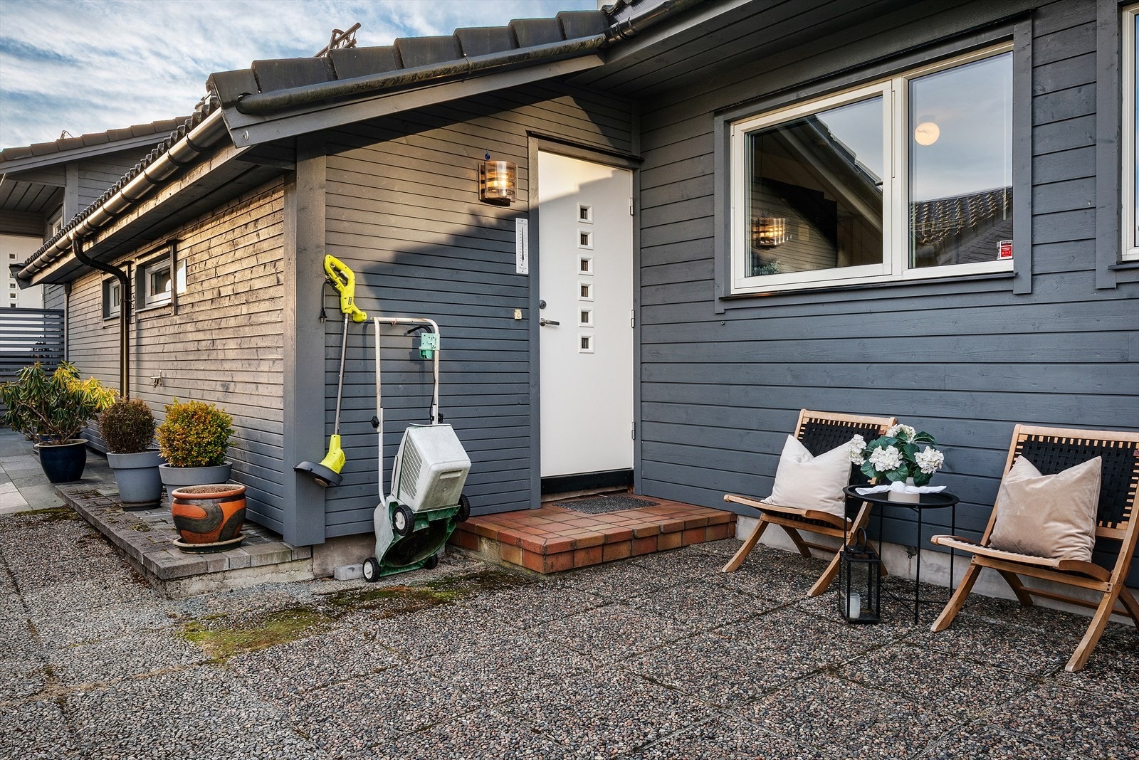 - Hyggelig inngangsparti hvor morgenkaffen kan nytes - Galleribilde