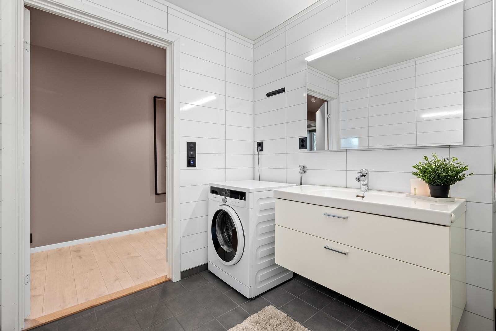 Badet er på hele 5,5 kvm, med baderomsplater på vegg og flis på gulv med varme. Galleribilde