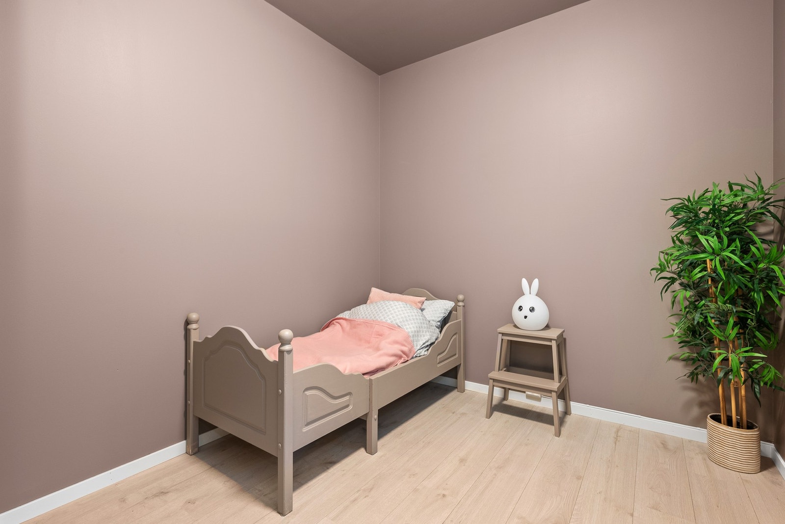 Soverom 2 er på ca. 7 kvm. Begge soverom ligger vendt mot skyggesiden av huset. Galleribilde