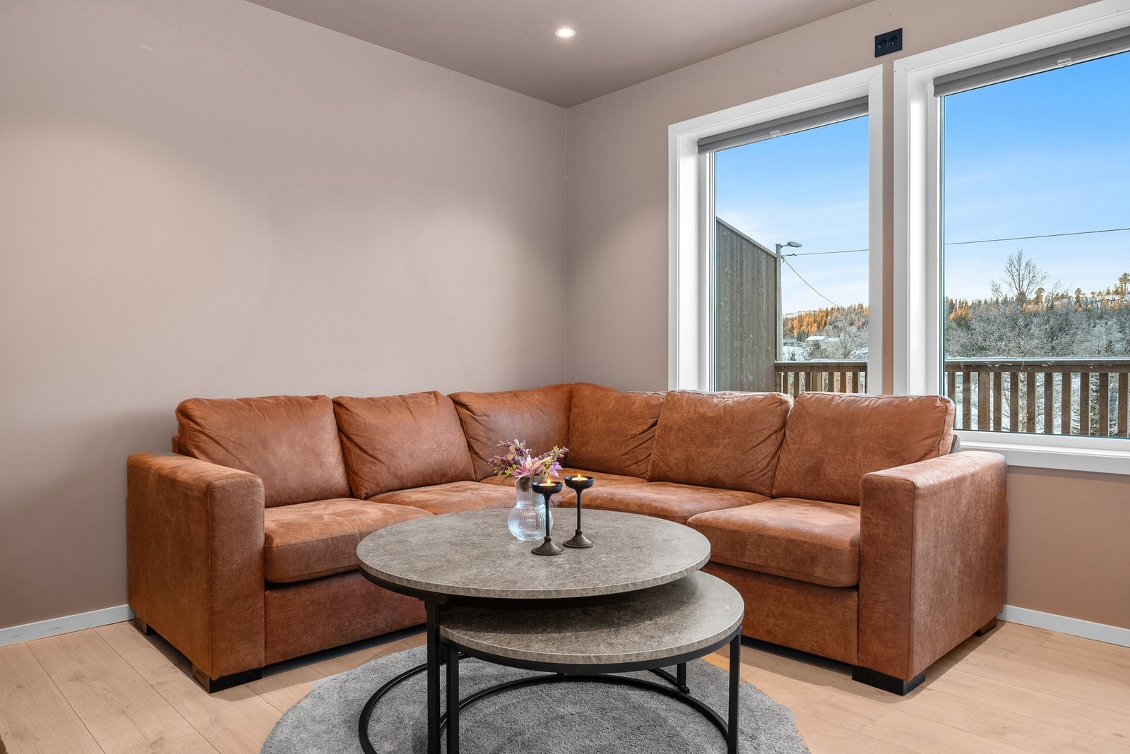 Boligen framstår som moderne med praktisk laminat på gulv, sorte elektriske detaljer, listefritt til tak med downlights. Galleribilde