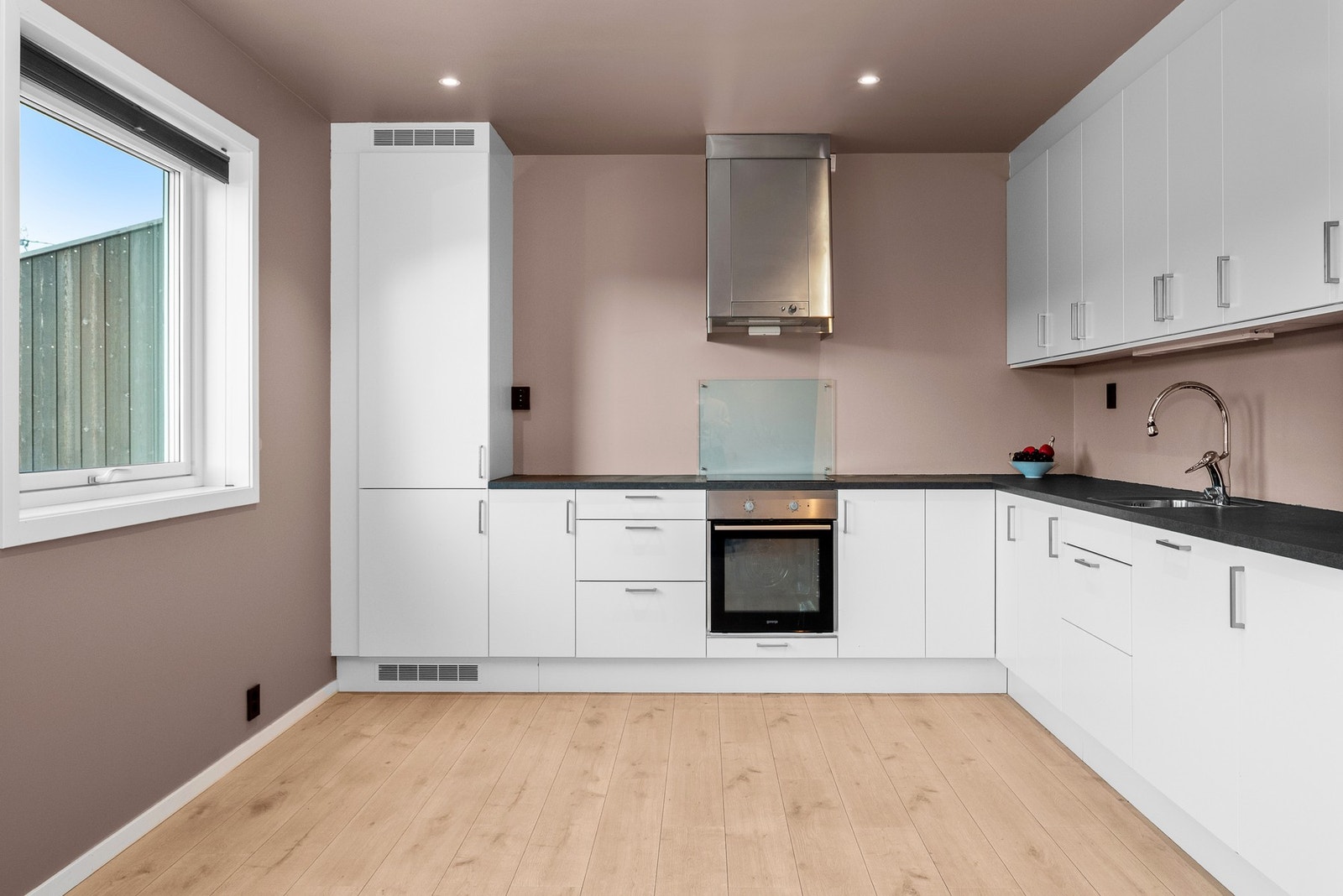 Kjøkkenet har innredning med integrert stekeovn, platetopp, oppvaskmaskin, kjøl- og fryseskap. Galleribilde