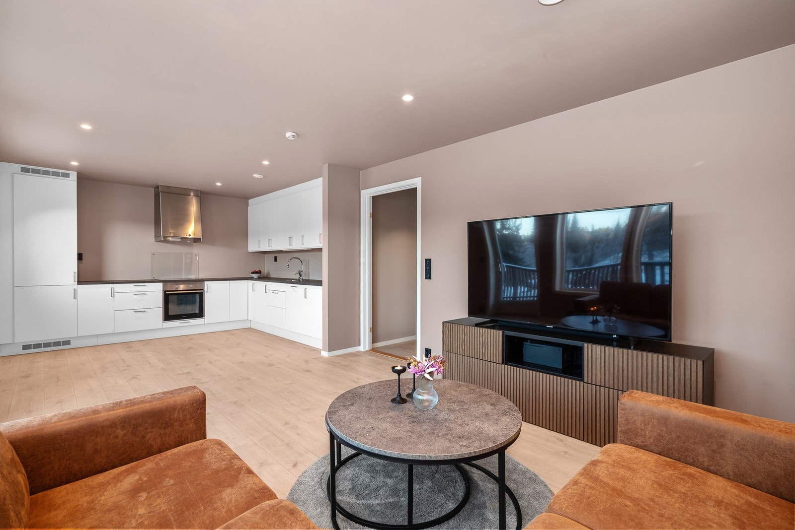 Boligen har en delikat og moderne utførelse, og en praktisk planløsning Galleribilde