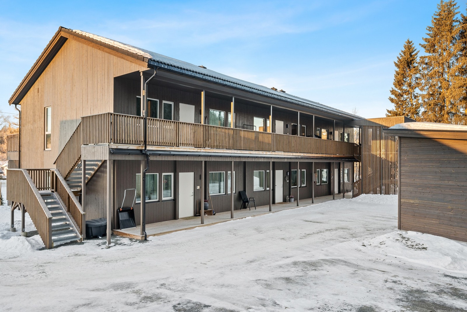 Eiendommen er flott opparbeidet med gårdsplass og hage. Galleribilde