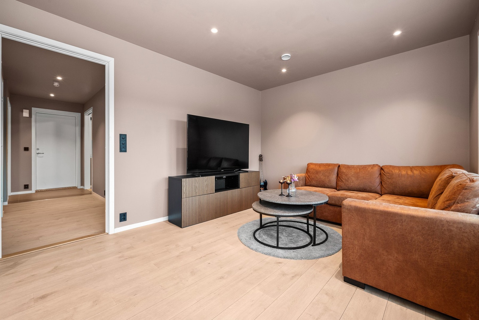 Stue og kjøkken utgjør hele 26 kvm. Galleribilde