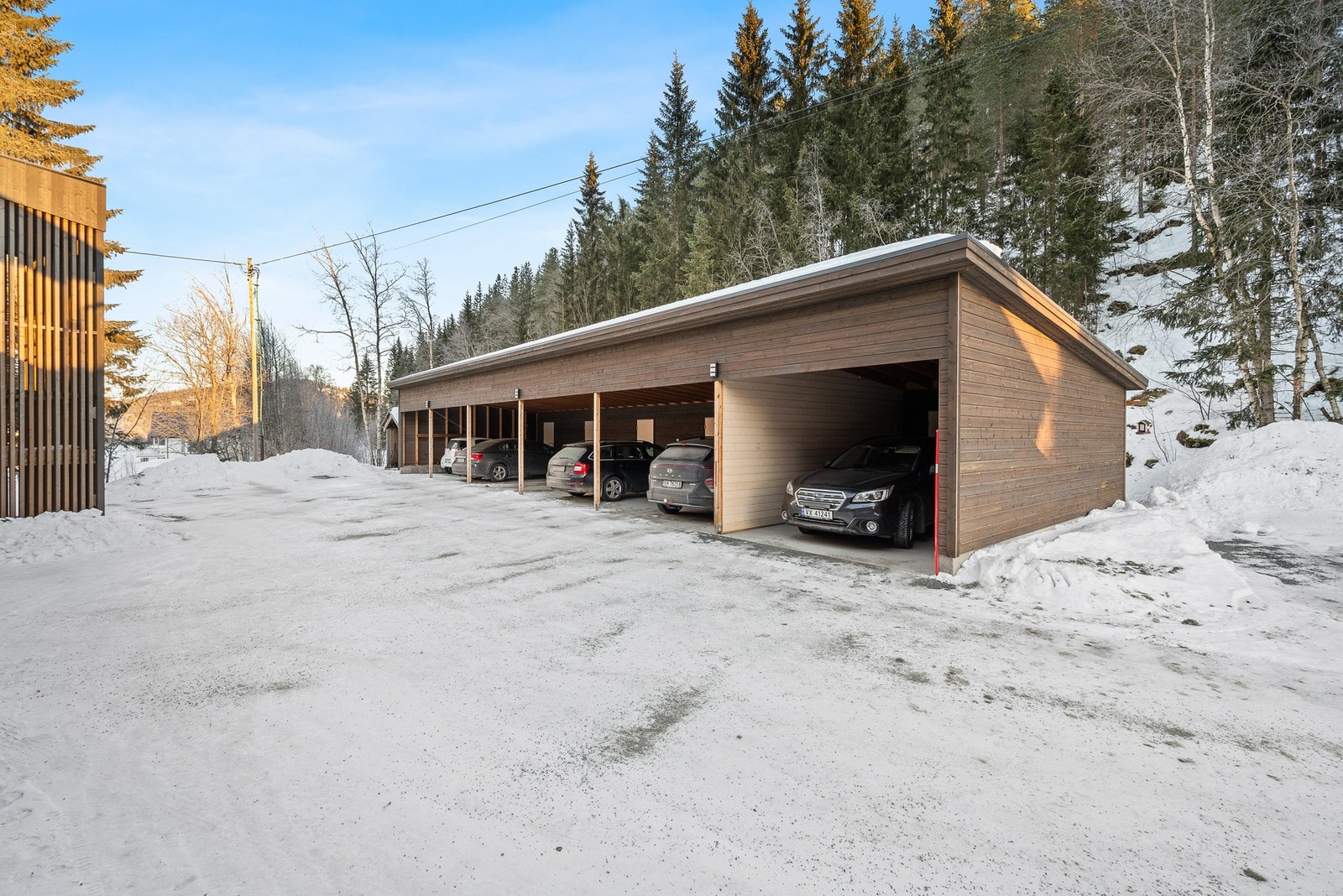 Leiligheten har fast parkeringsplass i carport med tilhørende sportsbod. Galleribilde