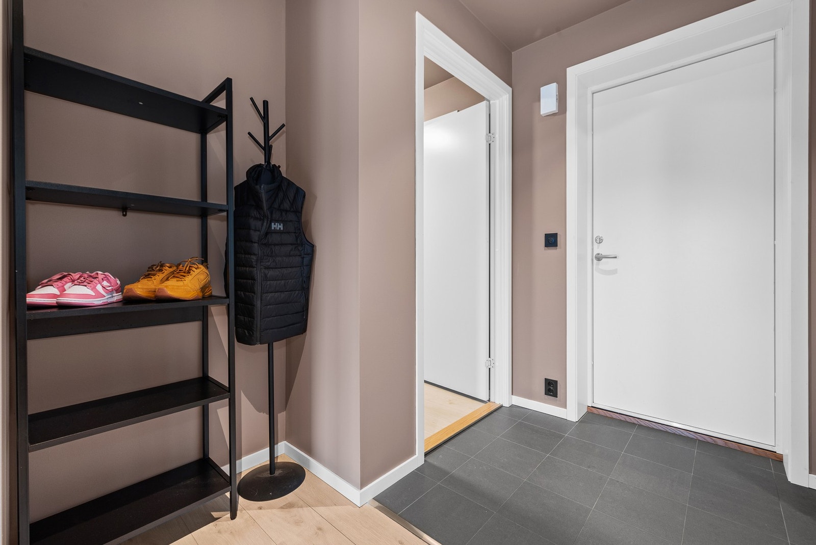 Deler av gang er praktisk flislagt på gulv. Galleribilde