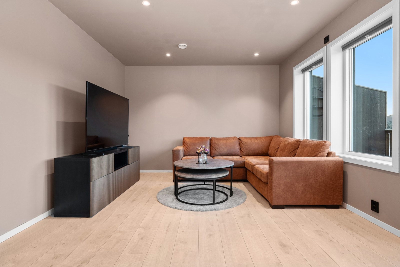 Boligen har store vindusflater og utgang til en solrik balkong. Galleribilde