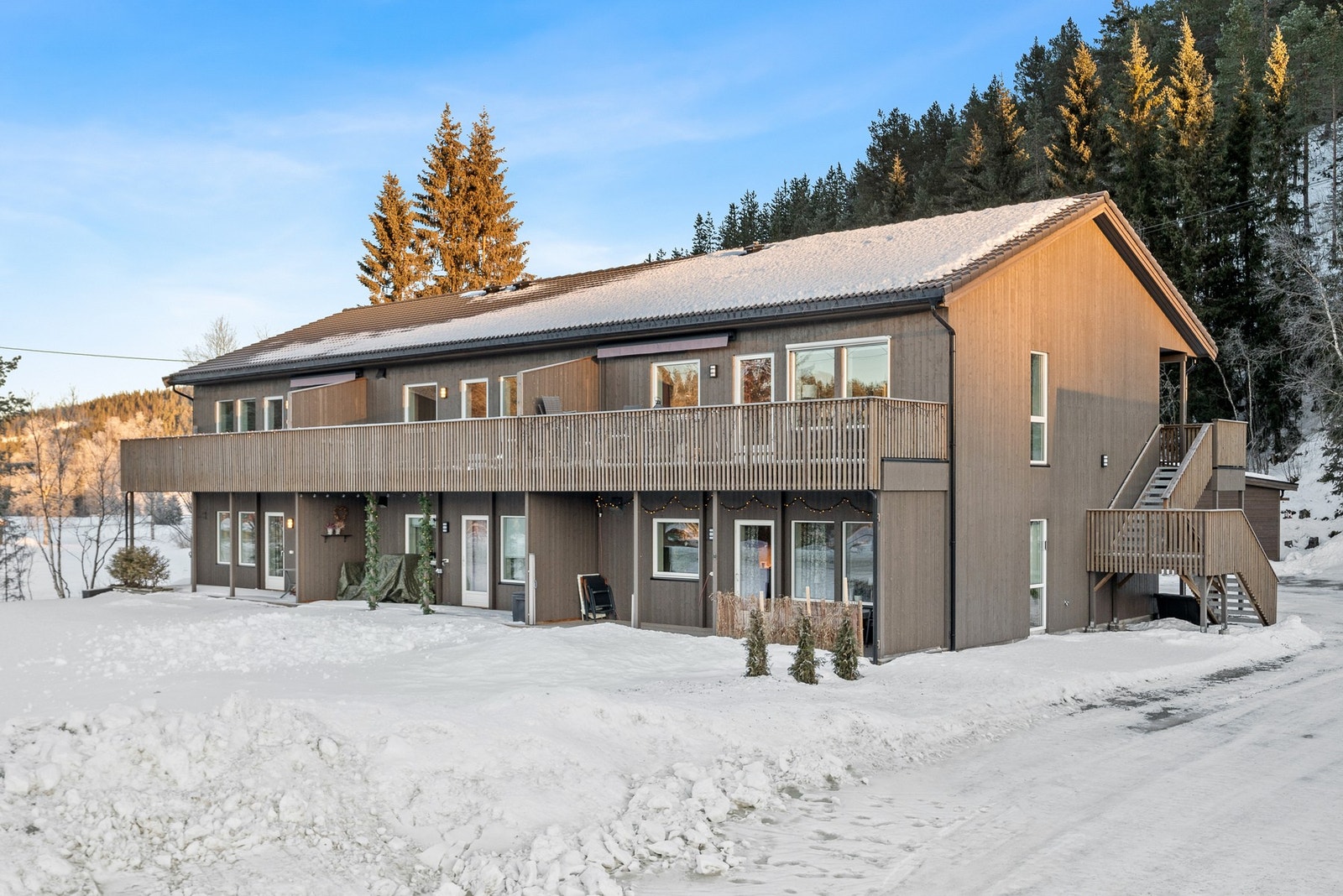 Leiligheten ligger i 2 etasje, med totalt 6 boenheter. Bygget ble oppført i 2022. Galleribilde