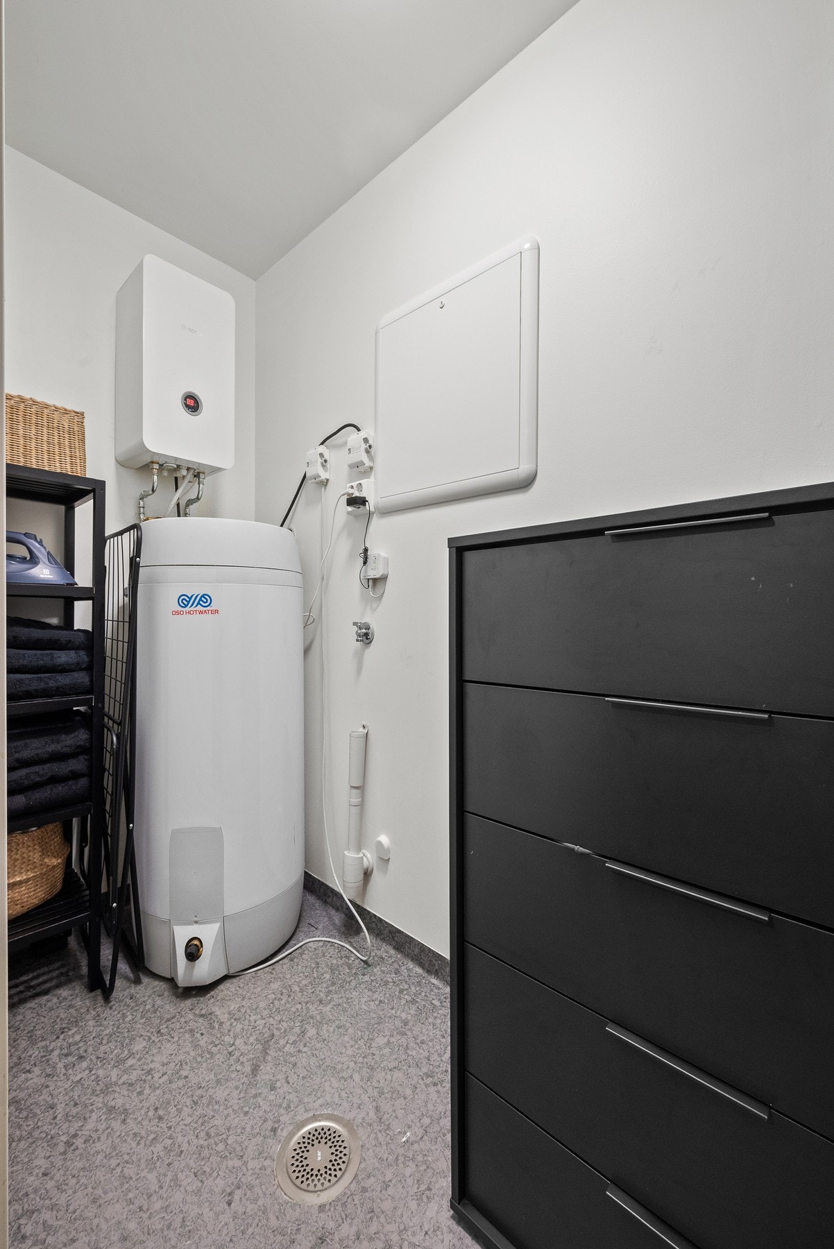 Teknisk rom innenfor hovedsoverom har også opplegg for vaskemaskin. Galleribilde