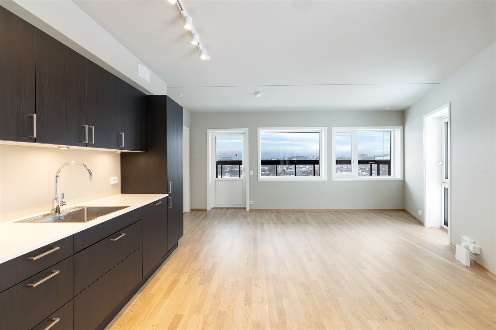 Da dette er en gjennomgående topp- og hjørneleilighet har du svært godt naturlig lysinnslipp fra vinduer på tre av fire vegger. Galleribilde