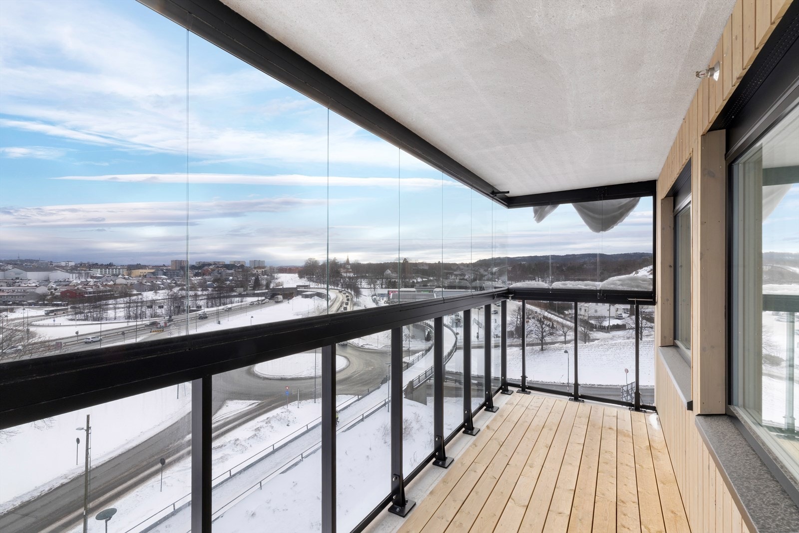 Balkongen er ca. 9,1 kvm og har gode sol- og utsiktsforhold. Galleribilde