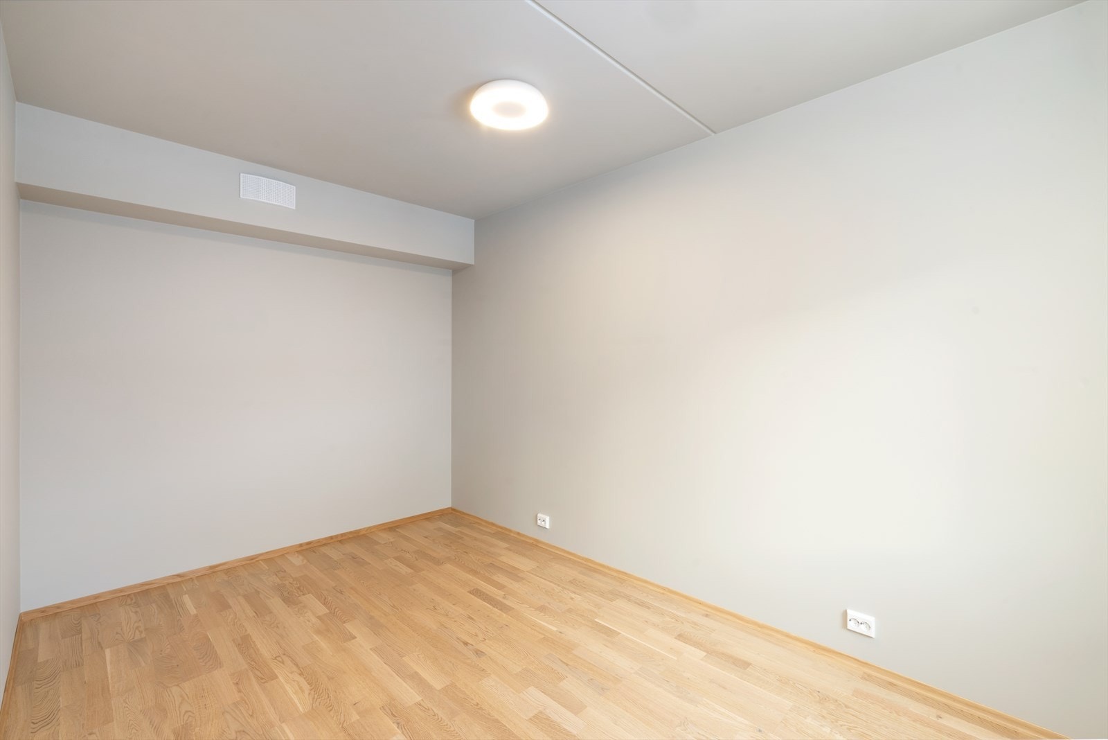 Her er det god plass til både dobbeltseng og garderobeløsning. Galleribilde