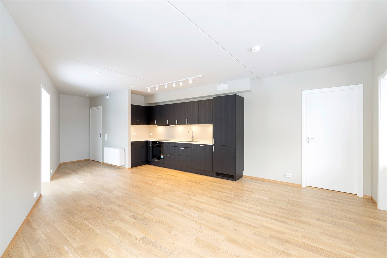 Leiligheten er utstyrt med balansert ventilasjon og tilnyttet oppvarming via fjernvarme. Galleribilde