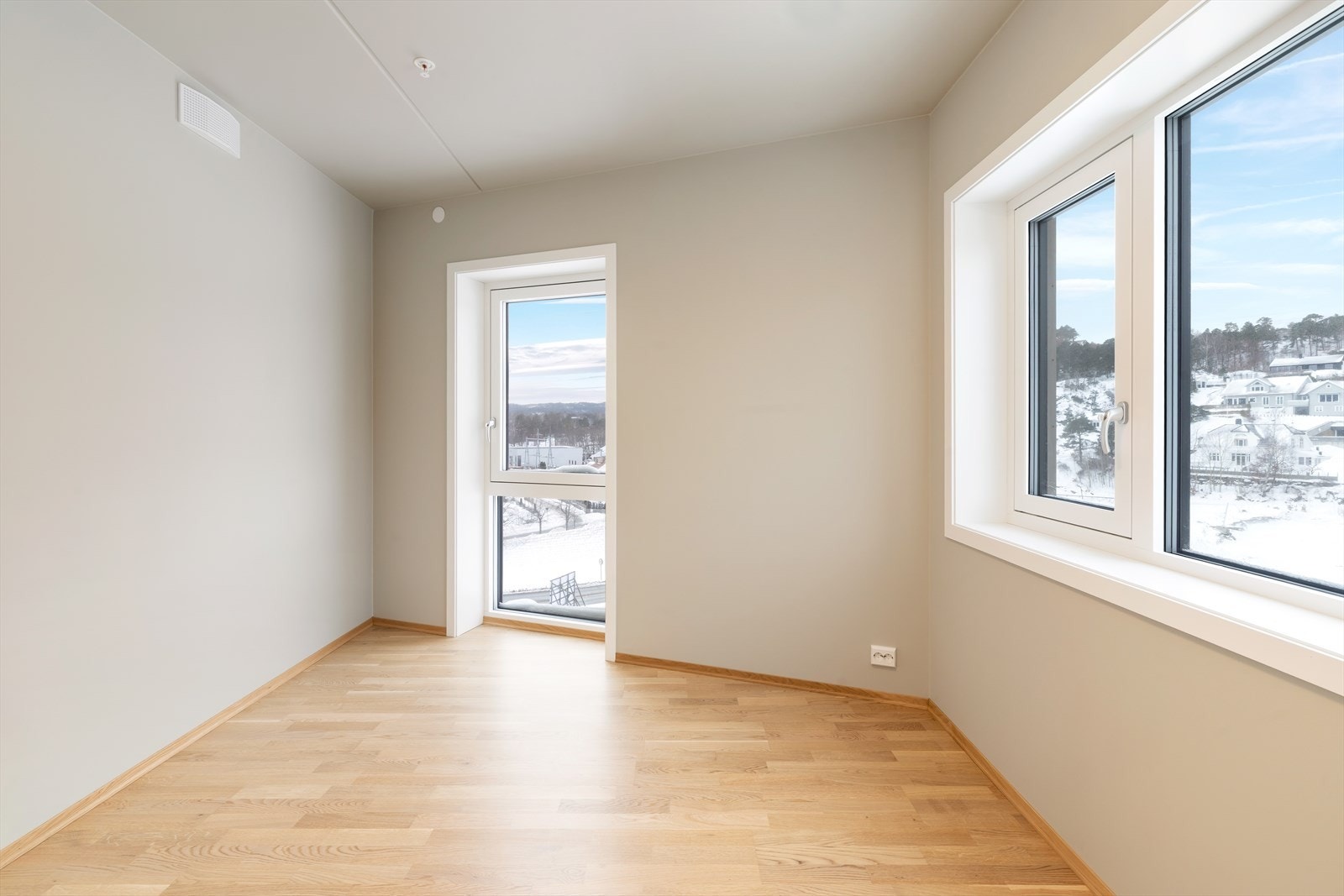 Det første av soverommene har adkomst ved inngangspartiet og er ca. 8,3kvm. Galleribilde