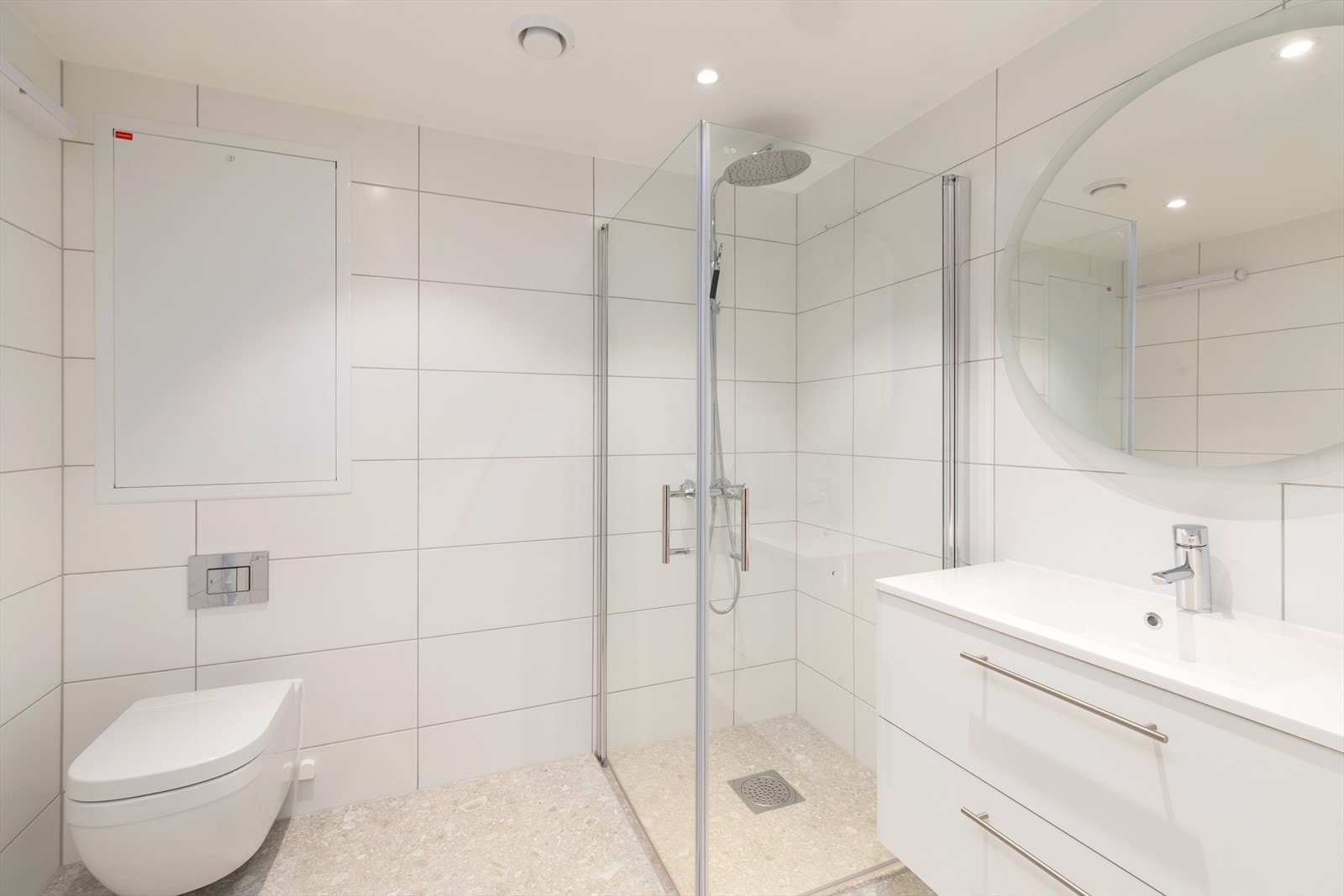 Badet er oppgradert med Ergon Lobarda Grigio 60x60 gulvflis. Det er opplegg for vaskemaskin/tørketrommel på bad. Galleribilde