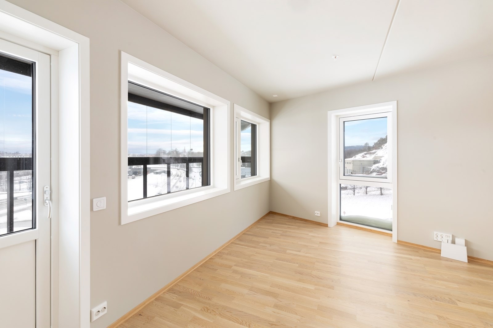 Fra stuen er det adkomst videre til innglasset balkong. Galleribilde