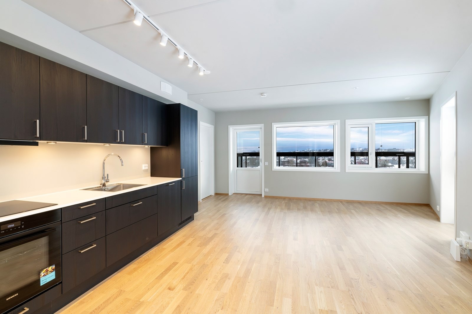 Romslig stue på ca. 29,5kvm med åpen kjøkkenløsning. God takhøyde. Galleribilde