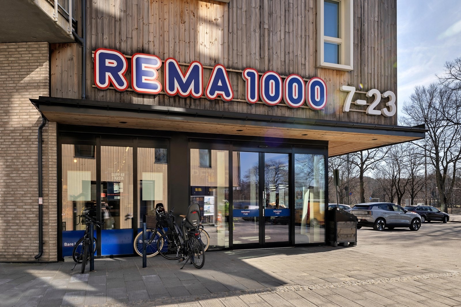 Rema 1000 ligger i nabobygget, ca. 10 sekunders gange fra sameiets ytterdør. Galleribilde