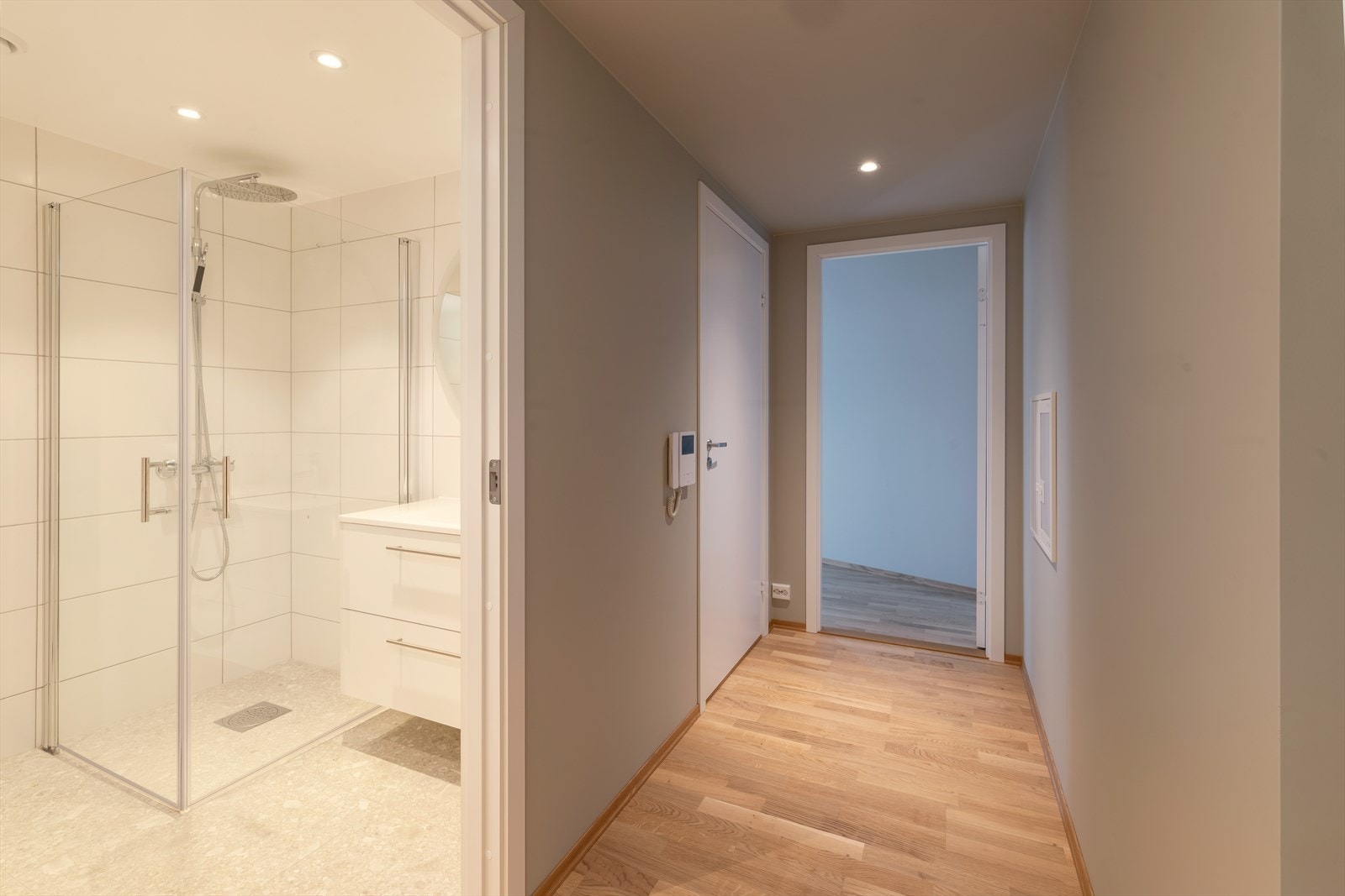 Gang med adkomst til bad og videre mot stue. Galleribilde