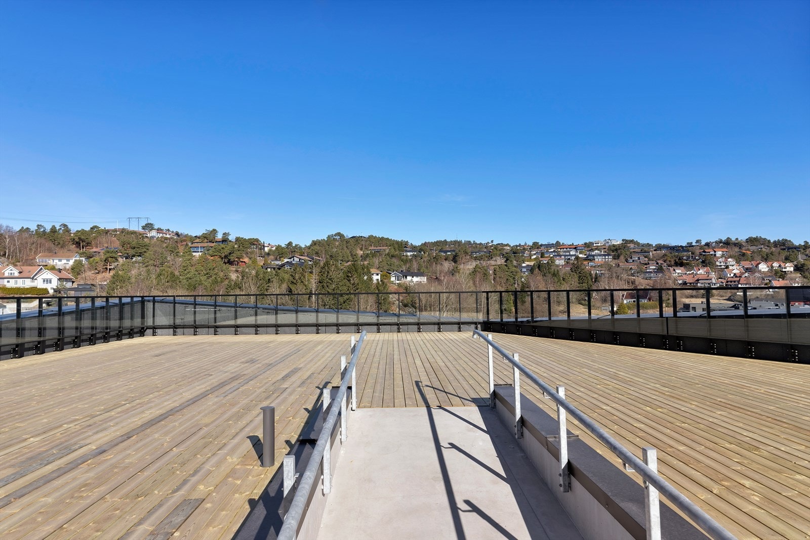 Fra leiligheten er det kort vei til sameiets felles takterrasse. Galleribilde