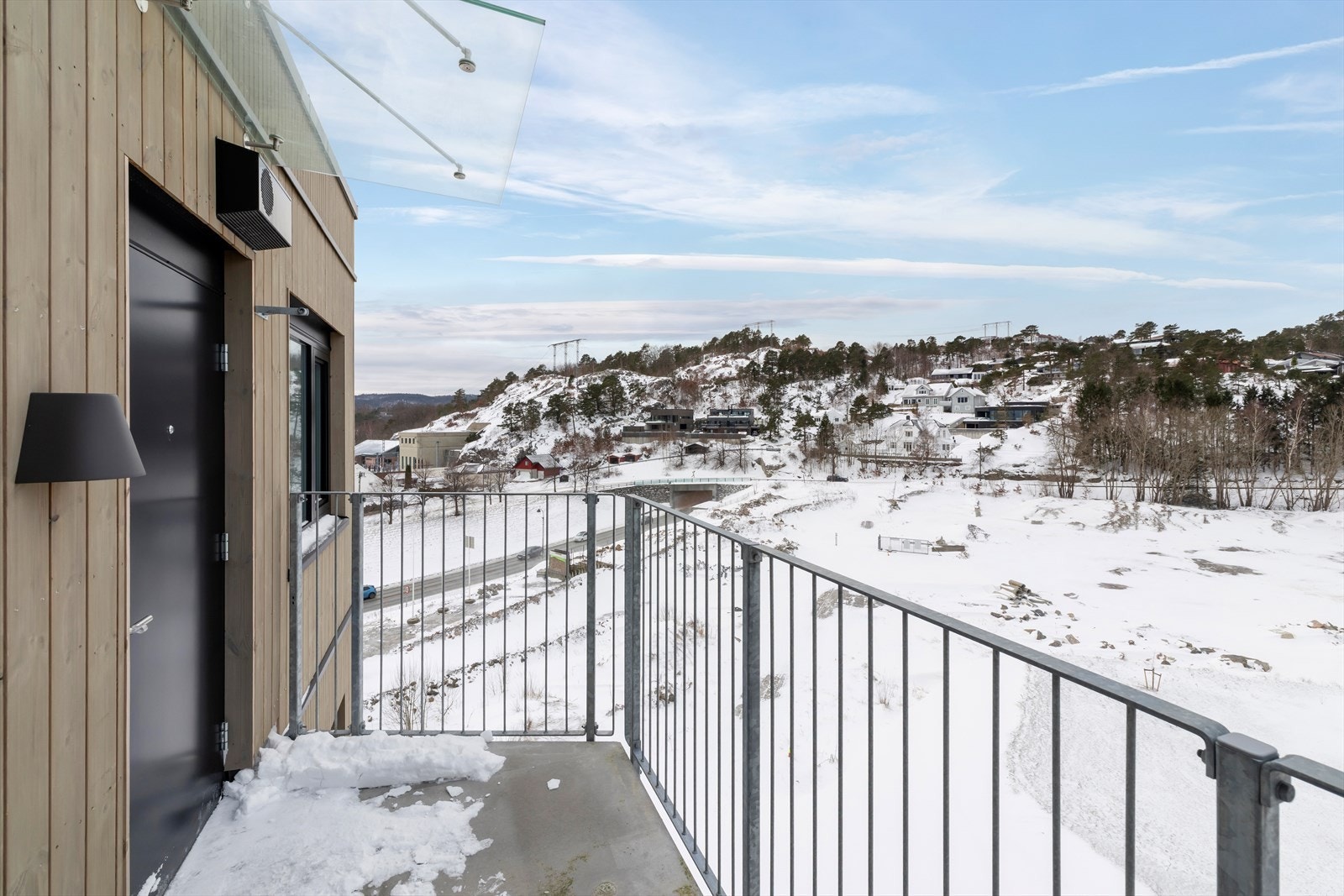 Leiligheten har overbygget inngangsparti og adkomst fra svalgang. Galleribilde