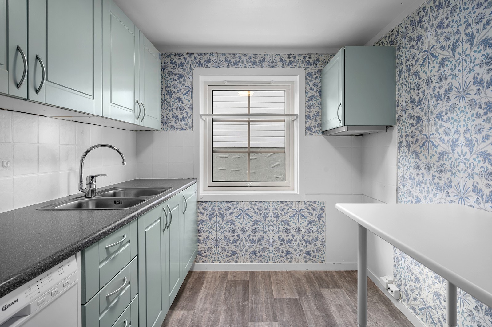 Kjøkken med mye skap- og benkeplass Galleribilde