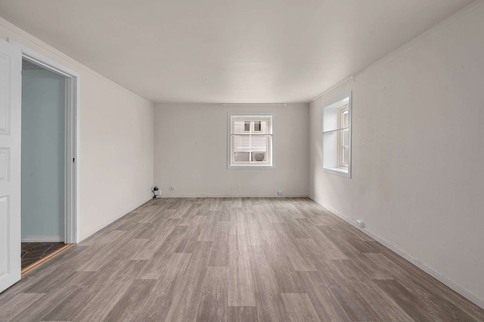 Stuen har god plass til sofagruppe i den ene enden og spisebord i den andre Galleribilde