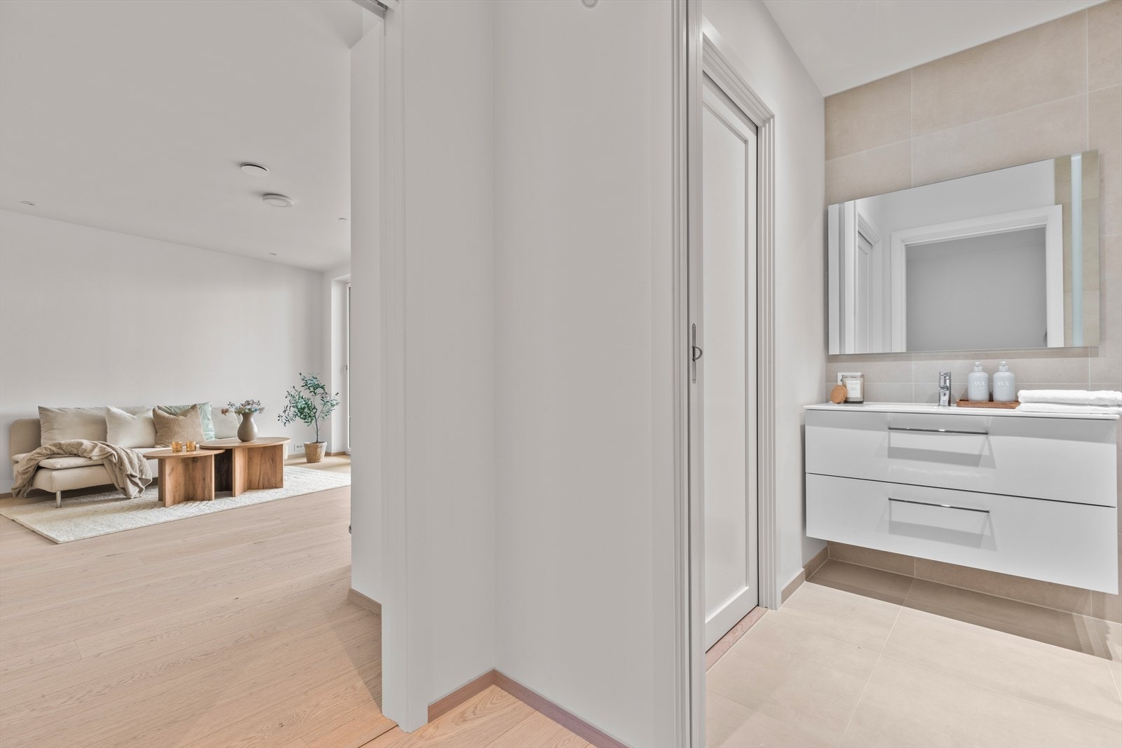 Fra gangen er det adkomst til bad 1, og videre til stue/kjøkken. Galleribilde