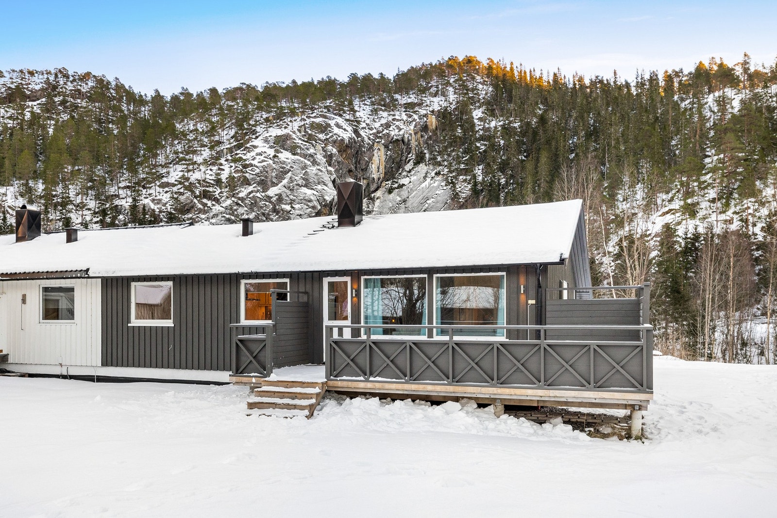 Halvpart av vertikaldelt tomannsbolig. Jevnlig og godt vedlikeholdt Galleribilde