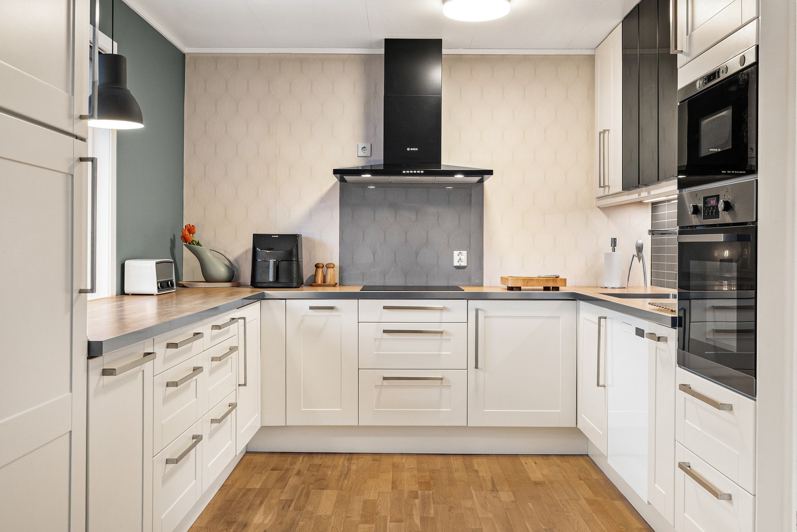 Kjøkken fra 2012 med tidløst og pent uttrykk Galleribilde