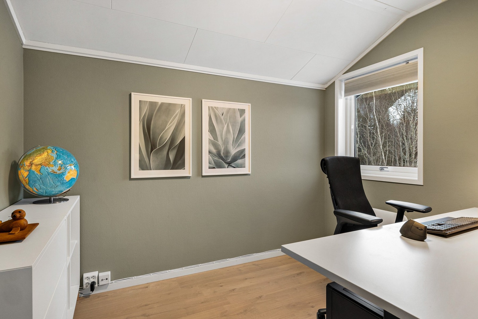 Det tredje soverommet er her innredet til kontor Galleribilde