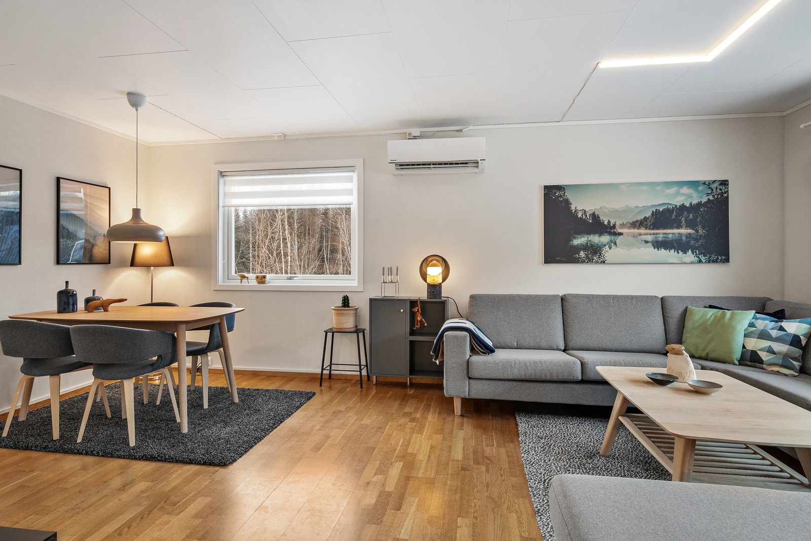 Lys og innbydende stue med god romfølelse Galleribilde