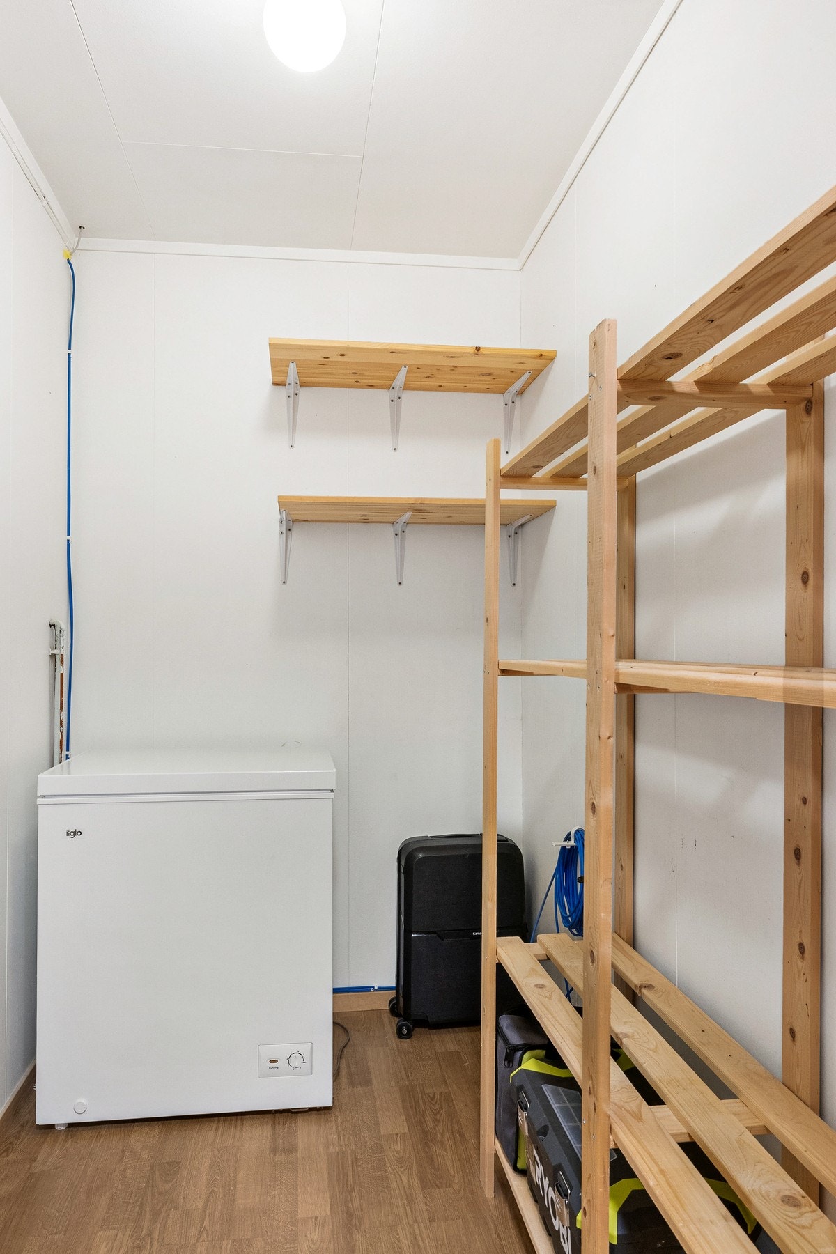 Praktiske boder gjør hverdagen litt enklere. Denne ligger ved gang og stue/kjøkken Galleribilde