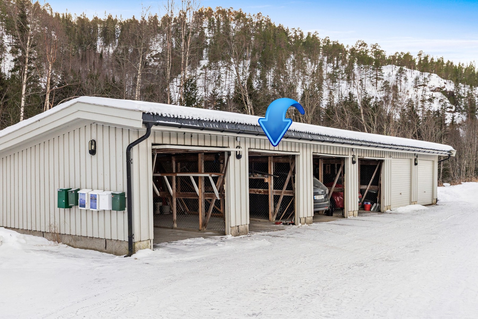 Med eiendommen følger egen garasje i felles garasjebygg like ved boligen Galleribilde