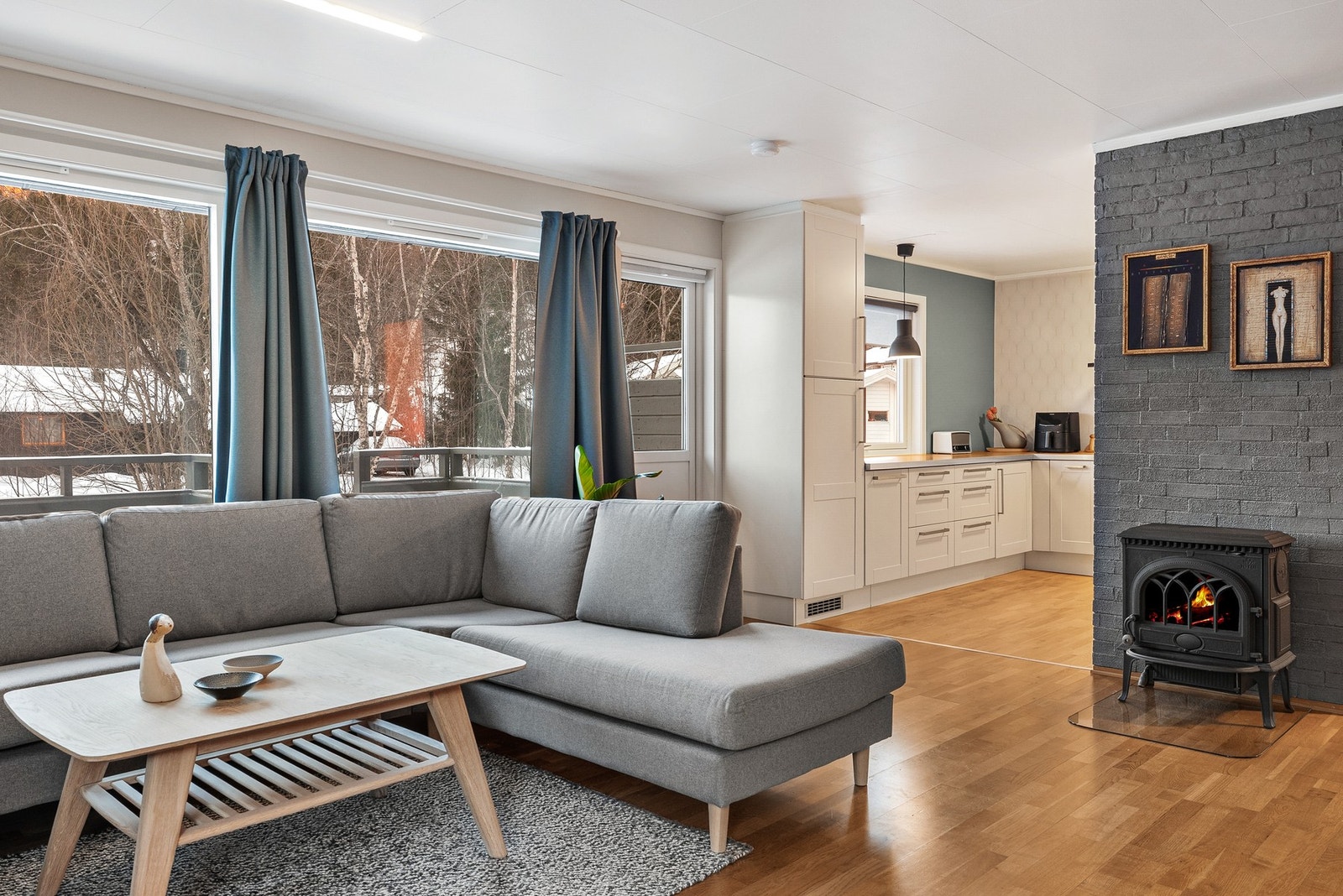 God romfølelse med delvis åpen løsning mot kjøkkenet Galleribilde