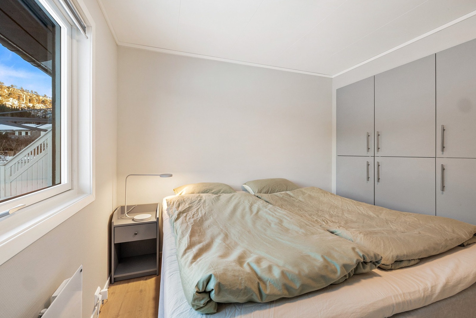 Innfelt garderobeløsning gir praktisk oppbevaring i rommet Galleribilde