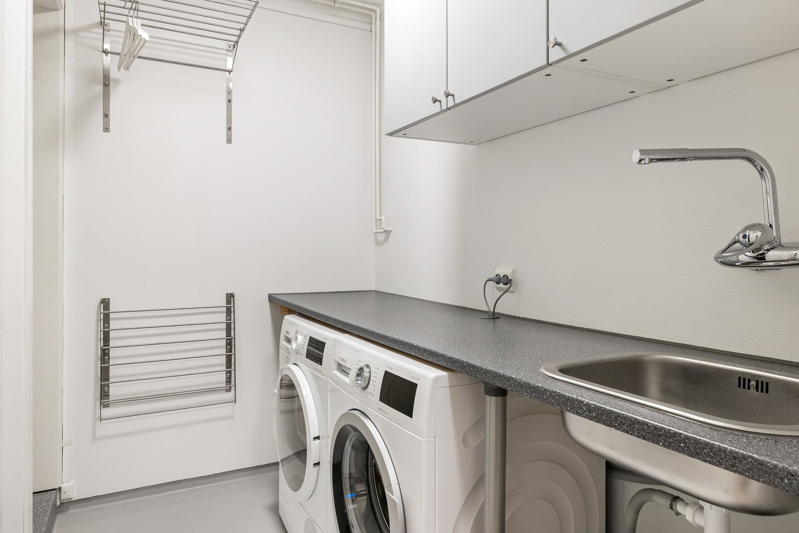 Vaskerommet er delvis oppusset i senere tid, med nymalte overflater og montert benk og skap Galleribilde