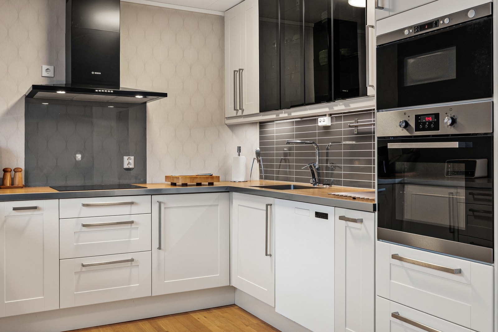 Moderne løsninger med integrerte hvitevarer og praktisk utforming Galleribilde