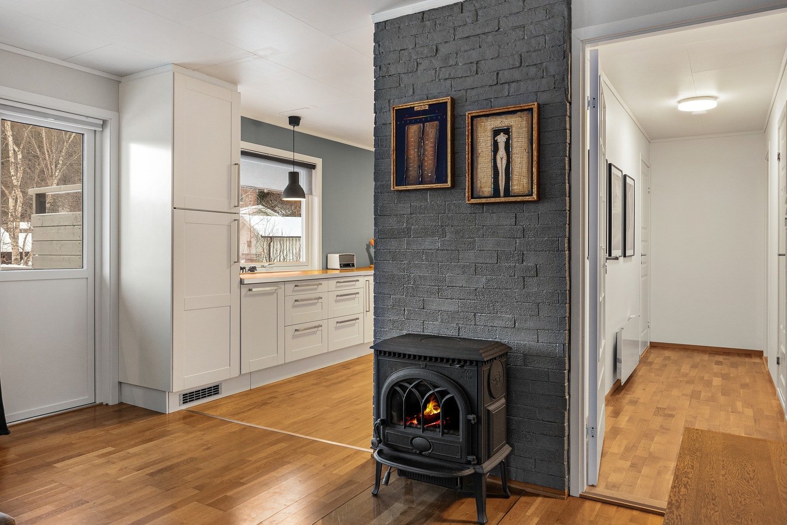 Stuen er utstyrt med vedovn fra 2012 og varmepumpe fra 2017 for god komfort Galleribilde
