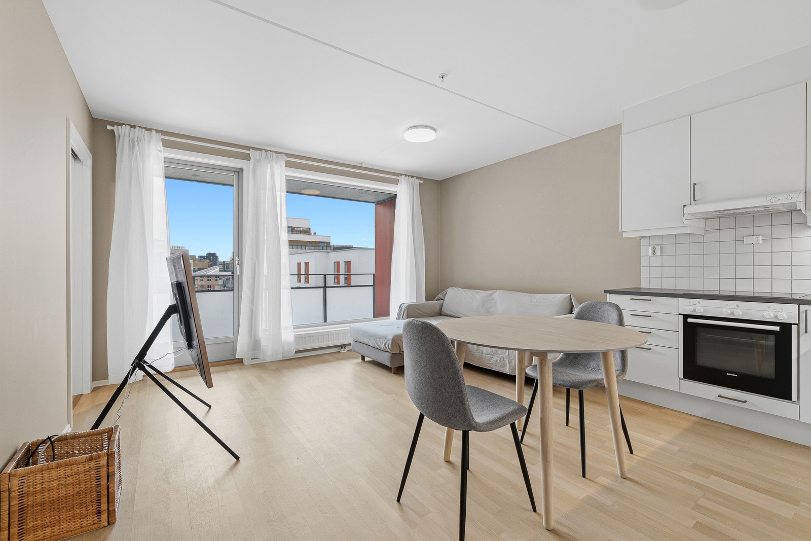 Stor og romslig stue. Møbler medfølger. Galleribilde